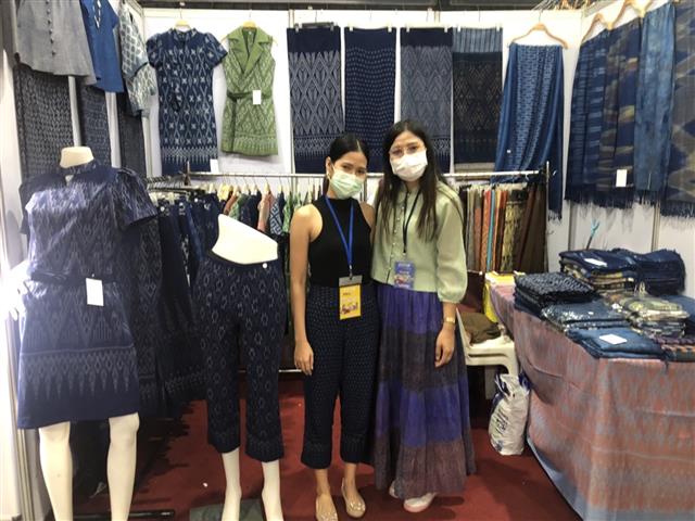 ผู้ตรวจกรมการพัฒนาชุมชน เยี่ยมชมและให้กำลังใจหมู่บ้าน OTOP นวัตวิถี บ้านนาแก ในงาน “OTOP ไทย สู้ภัย โควิด-19”