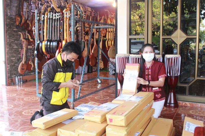 พช.นครพนม หนุนเสริมช่องทางการตลาดออนไลน์ สร้างมิติใหม่ในการจำหน่ายสินค้า OTOP นครพนม