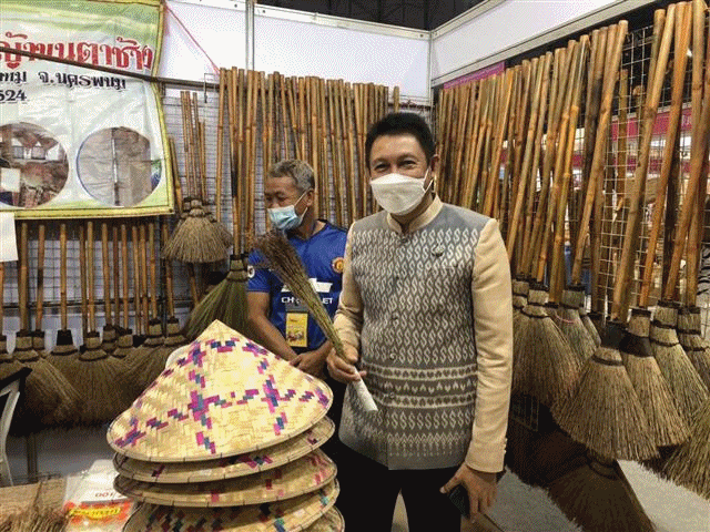 พจ.นครพนม เยี่ยมชมและให้กำลังใจผู้ประกอบการ OTOP ร่วมจัดแสดงและจำหน่ายสินค้า ในงาน “OTOP ไทย สู้ภัย โควิด-19”