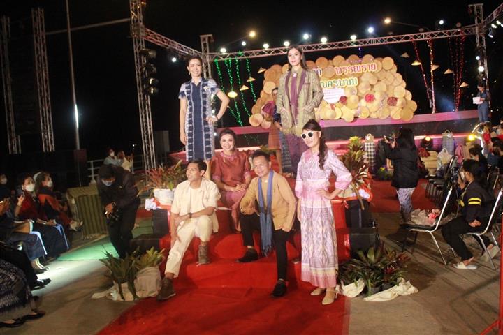 สุดยอด เดินแบบแฟชั่นโชว์ “ผ้าไทยใส่ให้สนุก” ตามพระดำริสมเด็จพระเจ้าลูกเธอ เจ้าฟ้าสิริวัณณวรี นารีรัตนราชกัญญา