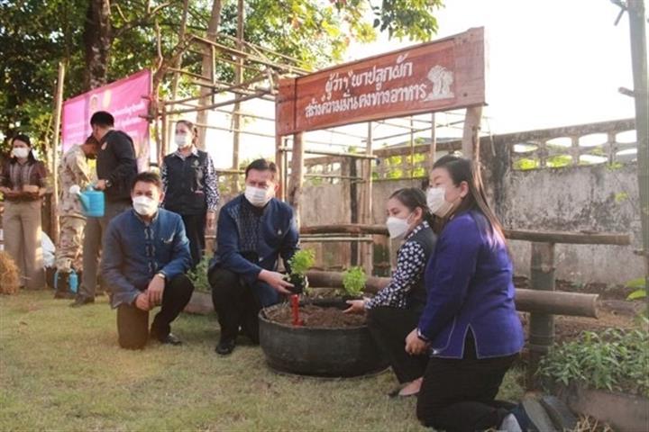 พ่อเมืองนครพนม เดินหน้าสร้างความมั่นคงทางอาหาร น้อมนำแนวพระราชดำริ สมเด็จพระกนิษฐาธิราชเจ้า กรมสมเด็จพระเทพรัตนราชสุดฯ สยามบรมราชกุมารี “ปลูกพืชผักสวนครัวเพื่อสร้างความมั่นคงทางอาหาร”