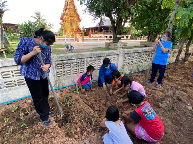 พ่อเมืองนครพนม เดินหน้าสร้างความมั่นคงทางอาหาร น้อมนำแนวพระราชดำริ สมเด็จพระกนิษฐาธิราชเจ้า กรมสมเด็จพระเทพรัตนราชสุดฯ สยามบรมราชกุมารี “ปลูกพืชผักสวนครัวเพื่อสร้างความมั่นคงทางอาหาร”