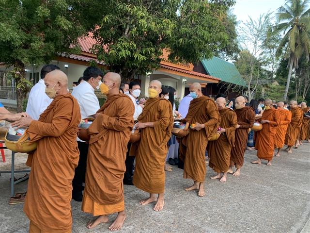 ผู้ว่าฯ นครพนม “พาทำบุญ ในวันธรรมสวนะ”