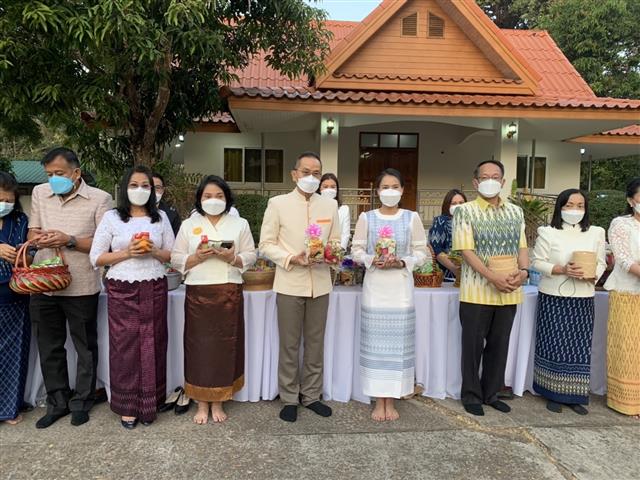 ผู้ว่าฯ นครพนม “พาทำบุญ ในวันธรรมสวนะ”
