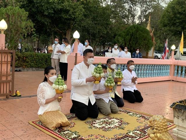 ผู้ว่าฯ นครพนม “พาทำบุญ ในวันธรรมสวนะ”