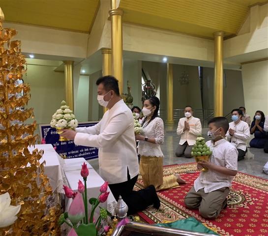 ผู้ว่าฯ นครพนม “พาทำบุญ ในวันธรรมสวนะ”