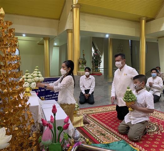 ผู้ว่าฯ นครพนม “พาทำบุญ ในวันธรรมสวนะ”