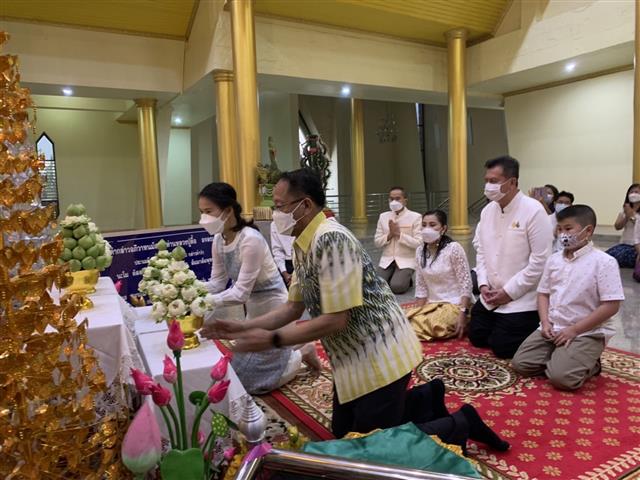 ผู้ว่าฯ นครพนม “พาทำบุญ ในวันธรรมสวนะ”