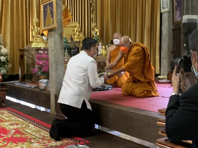 ผู้ว่าฯ นครพนม “พาทำบุญ ในวันธรรมสวนะ”