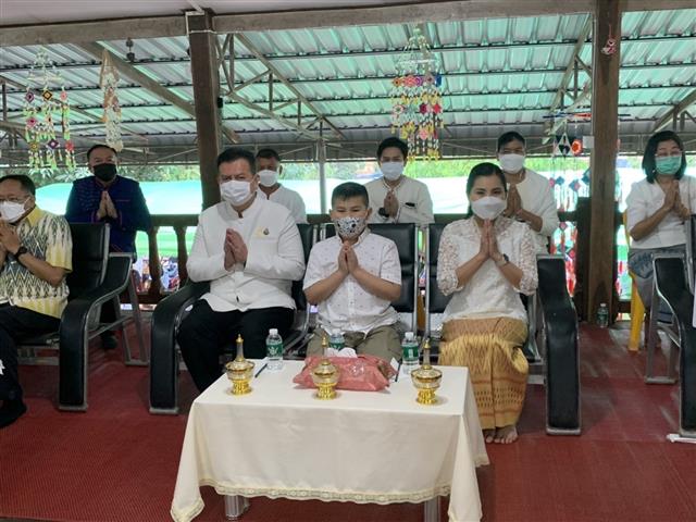ผู้ว่าฯ นครพนม “พาทำบุญ ในวันธรรมสวนะ”