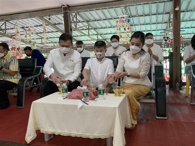 ผู้ว่าฯ นครพนม “พาทำบุญ ในวันธรรมสวนะ”