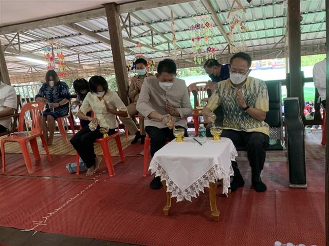 ผู้ว่าฯ นครพนม “พาทำบุญ ในวันธรรมสวนะ”
