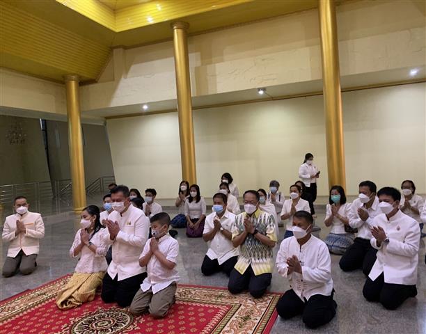 ผู้ว่าฯ นครพนม “พาทำบุญ ในวันธรรมสวนะ”