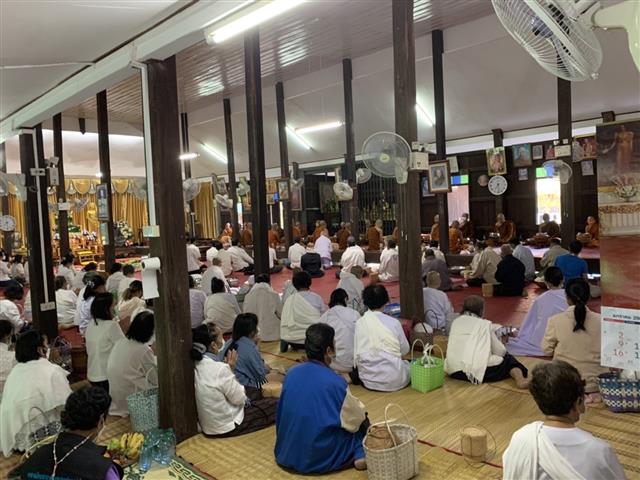 ผู้ว่าฯ นครพนม “พาทำบุญ ในวันธรรมสวนะ”