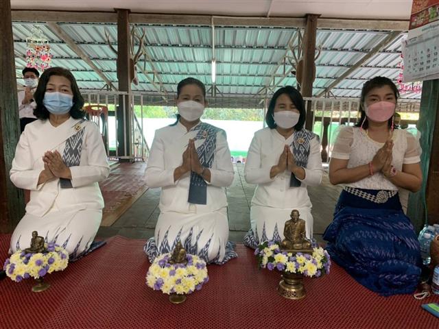 ผู้ว่าฯ นครพนม “พาทำบุญ ในวันธรรมสวนะ”