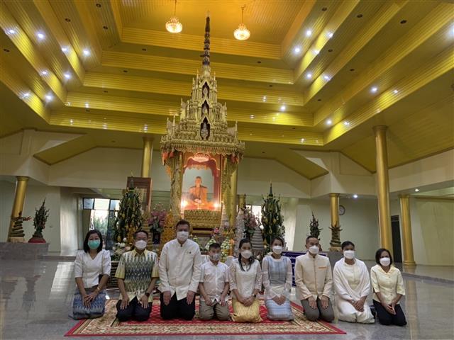ผู้ว่าฯ นครพนม “พาทำบุญ ในวันธรรมสวนะ”
