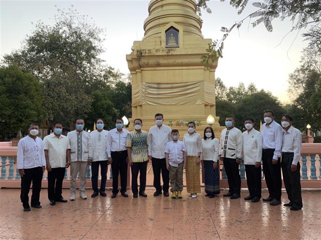 ผู้ว่าฯ นครพนม “พาทำบุญ ในวันธรรมสวนะ”