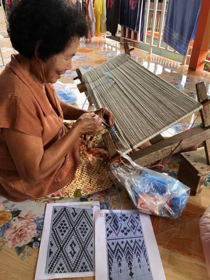 กระทรวงมหาดไทยและสมาคมแม่บ้านมหาดไทย จัดพิธีมอบแบบลายผ้าขิดพระราชทาน “ผ้าขิดลายนารีรัตนราชกัญญา” ให้แก่ผู้ว่าราชการจังหวัดและประธานแม่บ้านมหาดไทยจังหวัดทุกจังหวัด