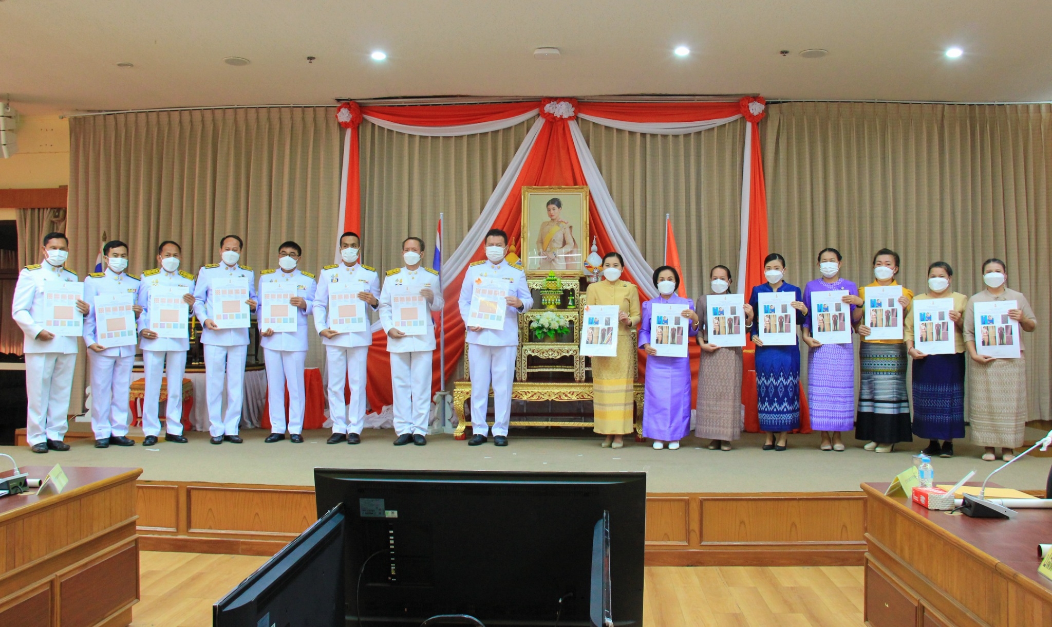 จังหวัดนครพนม จัดพิธีมอบแบบลายผ้าขิดพระราชทาน “ผ้าขิดลายนารีรัตนราชกัญญา”