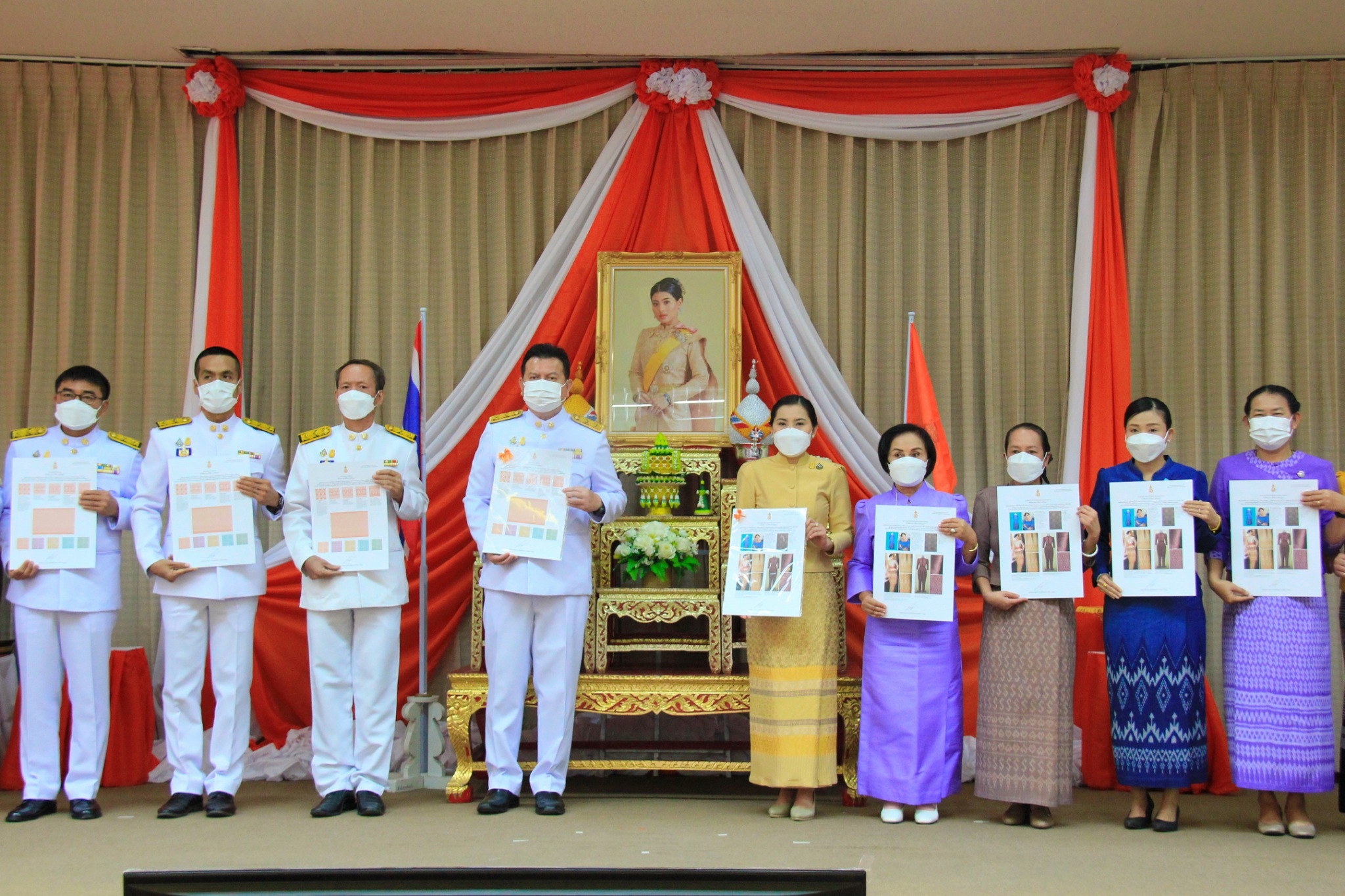 จังหวัดนครพนม จัดพิธีมอบแบบลายผ้าขิดพระราชทาน “ผ้าขิดลายนารีรัตนราชกัญญา”