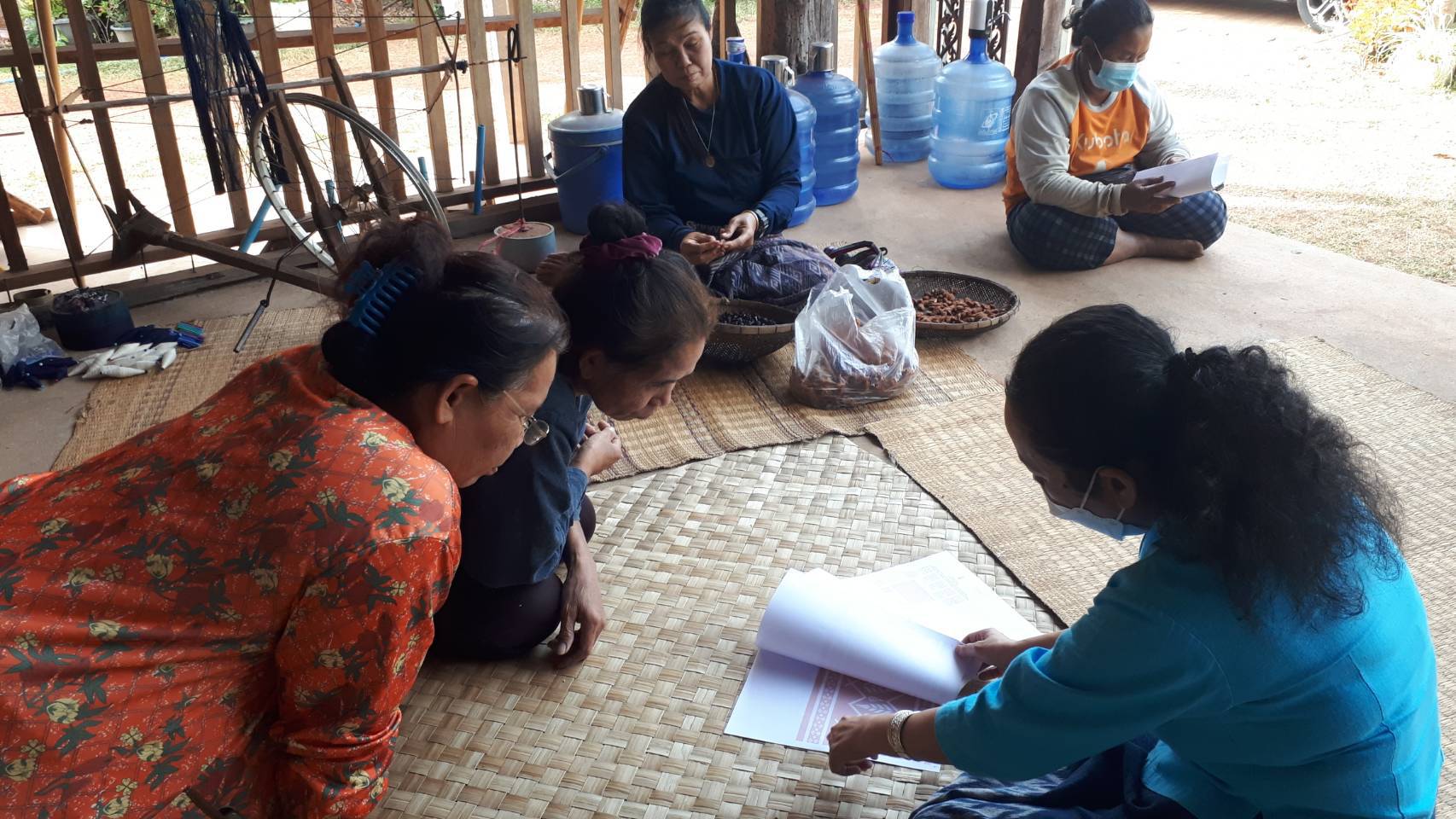 กระทรวงมหาดไทยและสมาคมแม่บ้านมหาดไทย จัดพิธีมอบแบบลายผ้าขิดพระราชทาน “ผ้าขิดลายนารีรัตนราชกัญญา” ให้แก่ผู้ว่าราชการจังหวัดและประธานแม่บ้านมหาดไทยจังหวัดทุกจังหวัด