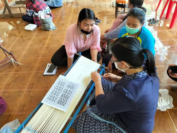 กระทรวงมหาดไทยและสมาคมแม่บ้านมหาดไทย จัดพิธีมอบแบบลายผ้าขิดพระราชทาน “ผ้าขิดลายนารีรัตนราชกัญญา” ให้แก่ผู้ว่าราชการจังหวัดและประธานแม่บ้านมหาดไทยจังหวัดทุกจังหวัด