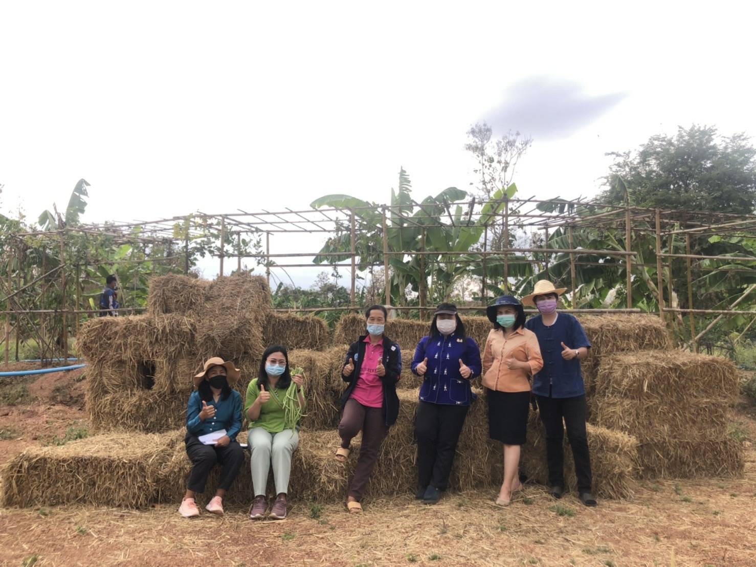 โคก หนอง นา พาสุข : พช.นครพนม ลงพื้นที่ขับเคลื่อน ติดตามผลสำเร็จ “โครงการพัฒนาพื้นที่ต้นแบบการพัฒนาคุณภาพชีวิตตามหลักทฤษฎีใหม่ ประยุกต์สู่ โคก หนอง นา โมเดล”