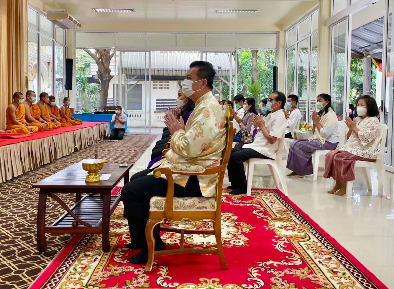 ผู้ว่าฯ นครพนม “พาทำบุญ ในวันธรรมสวนะ”