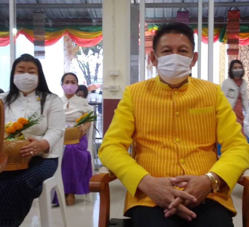 ผู้ว่าฯ นครพนม “พาทำบุญ ในวันธรรมสวนะ”