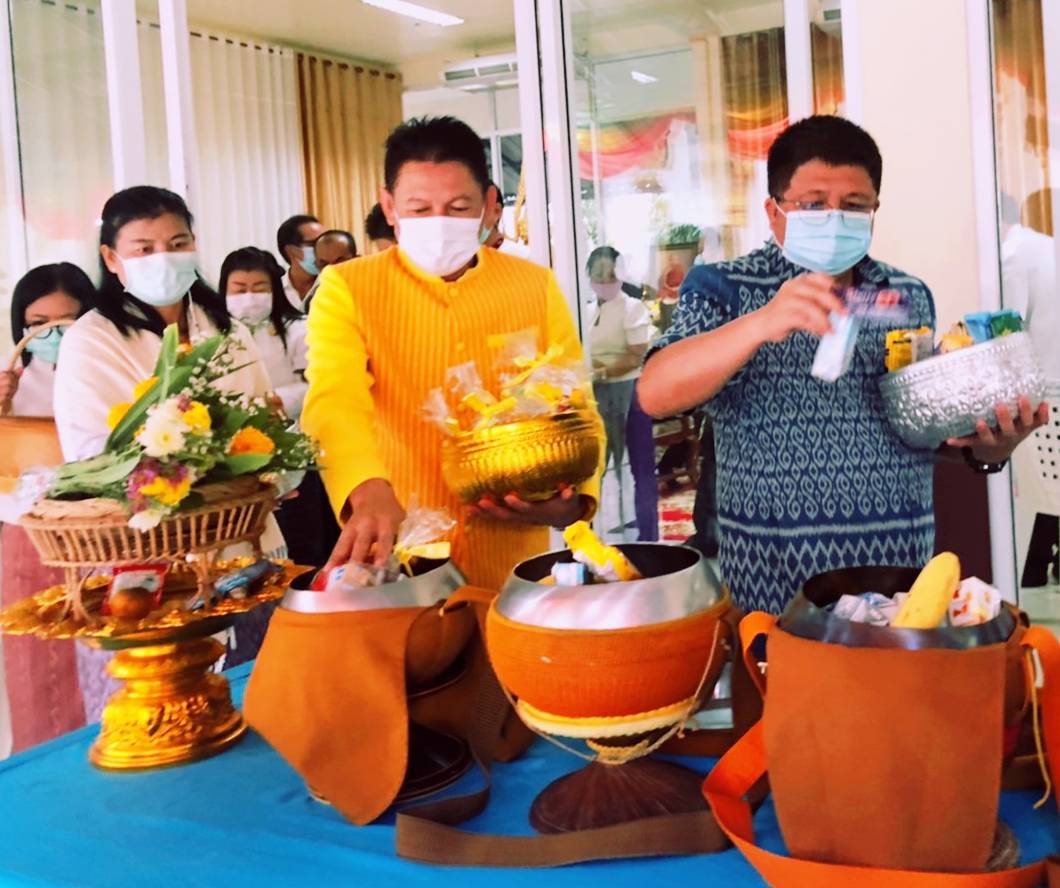 ผู้ว่าฯ นครพนม “พาทำบุญ ในวันธรรมสวนะ”
