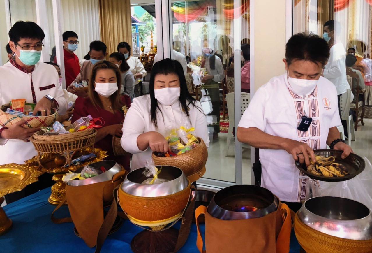 ผู้ว่าฯ นครพนม “พาทำบุญ ในวันธรรมสวนะ”