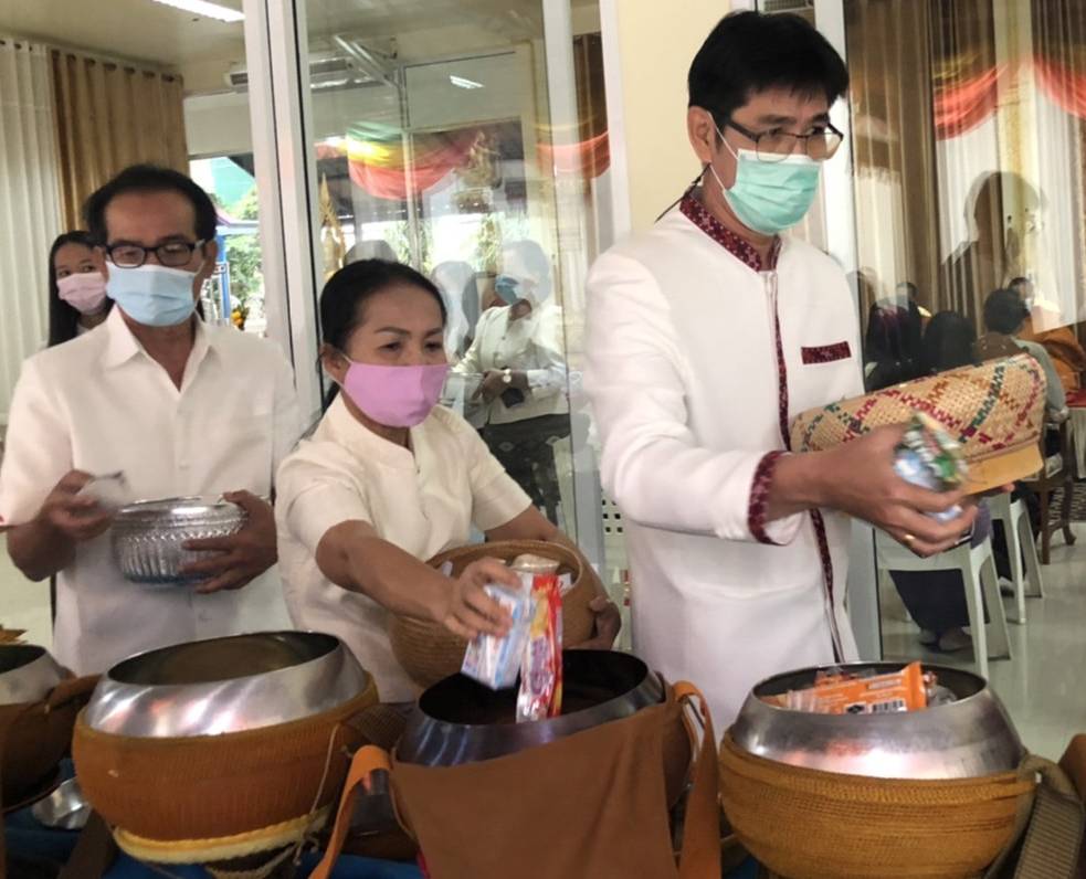 ผู้ว่าฯ นครพนม “พาทำบุญ ในวันธรรมสวนะ”