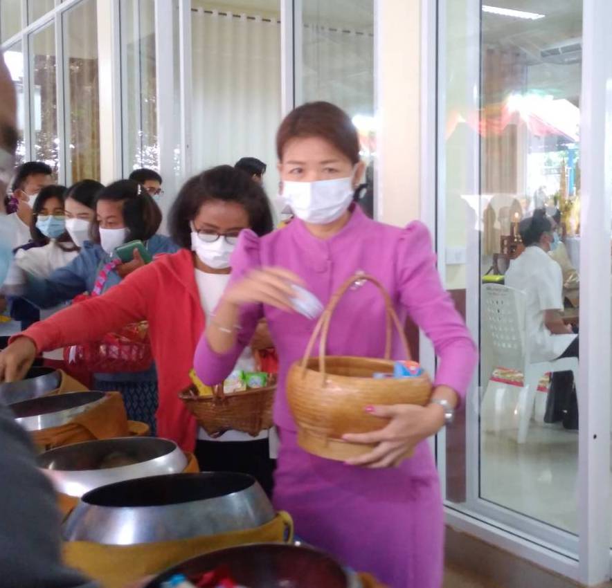 ผู้ว่าฯ นครพนม “พาทำบุญ ในวันธรรมสวนะ”