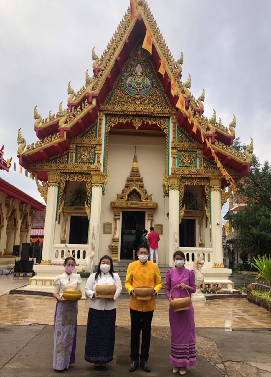 ผู้ว่าฯ นครพนม “พาทำบุญ ในวันธรรมสวนะ”