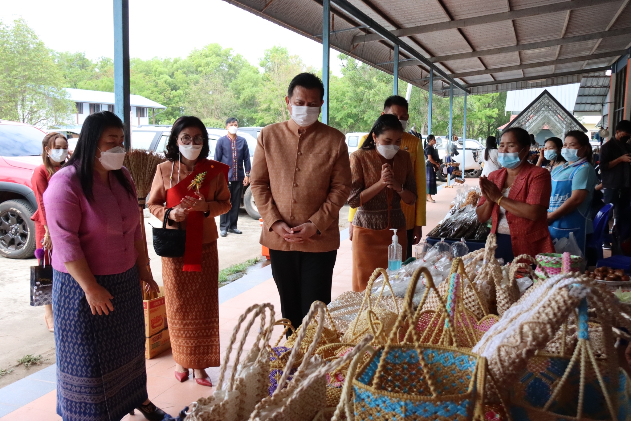 พช.นครพนม “รวมพลังสตรีนครพนมร่วมใจใส่ผ้าไทยให้สนุก” เนื่องในวันสตรีสากล ประจำปี 2565