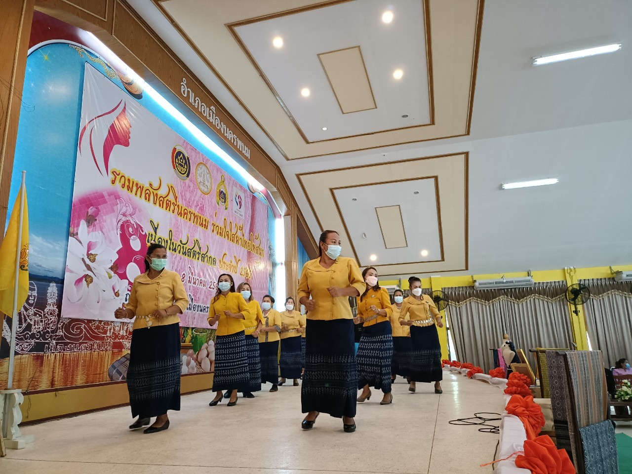 พช.นครพนม “รวมพลังสตรีนครพนมร่วมใจใส่ผ้าไทยให้สนุก” เนื่องในวันสตรีสากล ประจำปี 2565