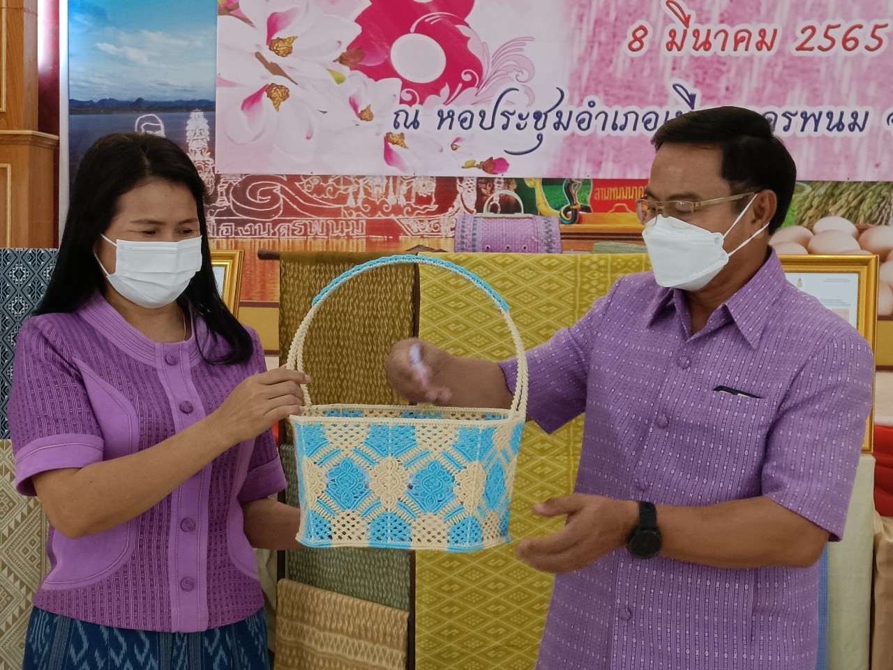 พช.นครพนม “รวมพลังสตรีนครพนมร่วมใจใส่ผ้าไทยให้สนุก” เนื่องในวันสตรีสากล ประจำปี 2565