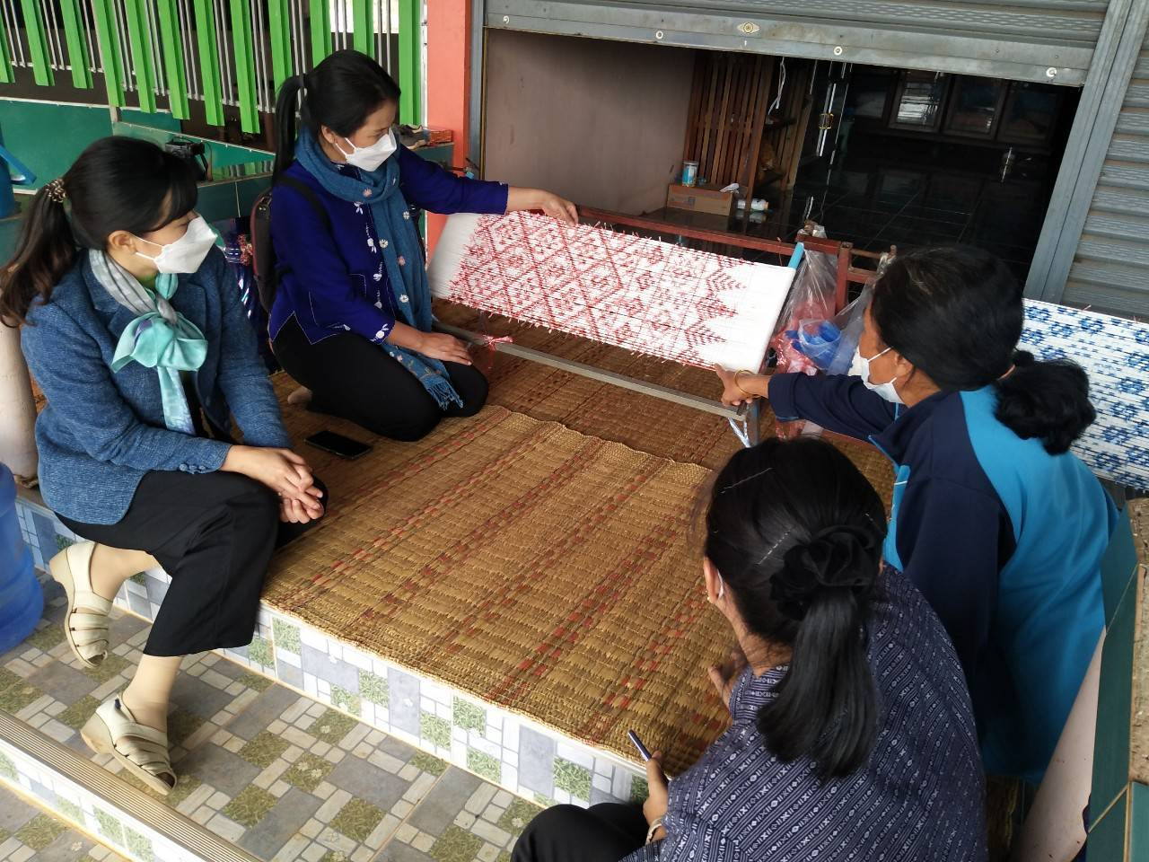 จังหวัดนครพนม เร่งส่งเสริมการทอผ้าลายพระราชทาน “ผ้าขิดลายนารีรัตนราชกัญญา”