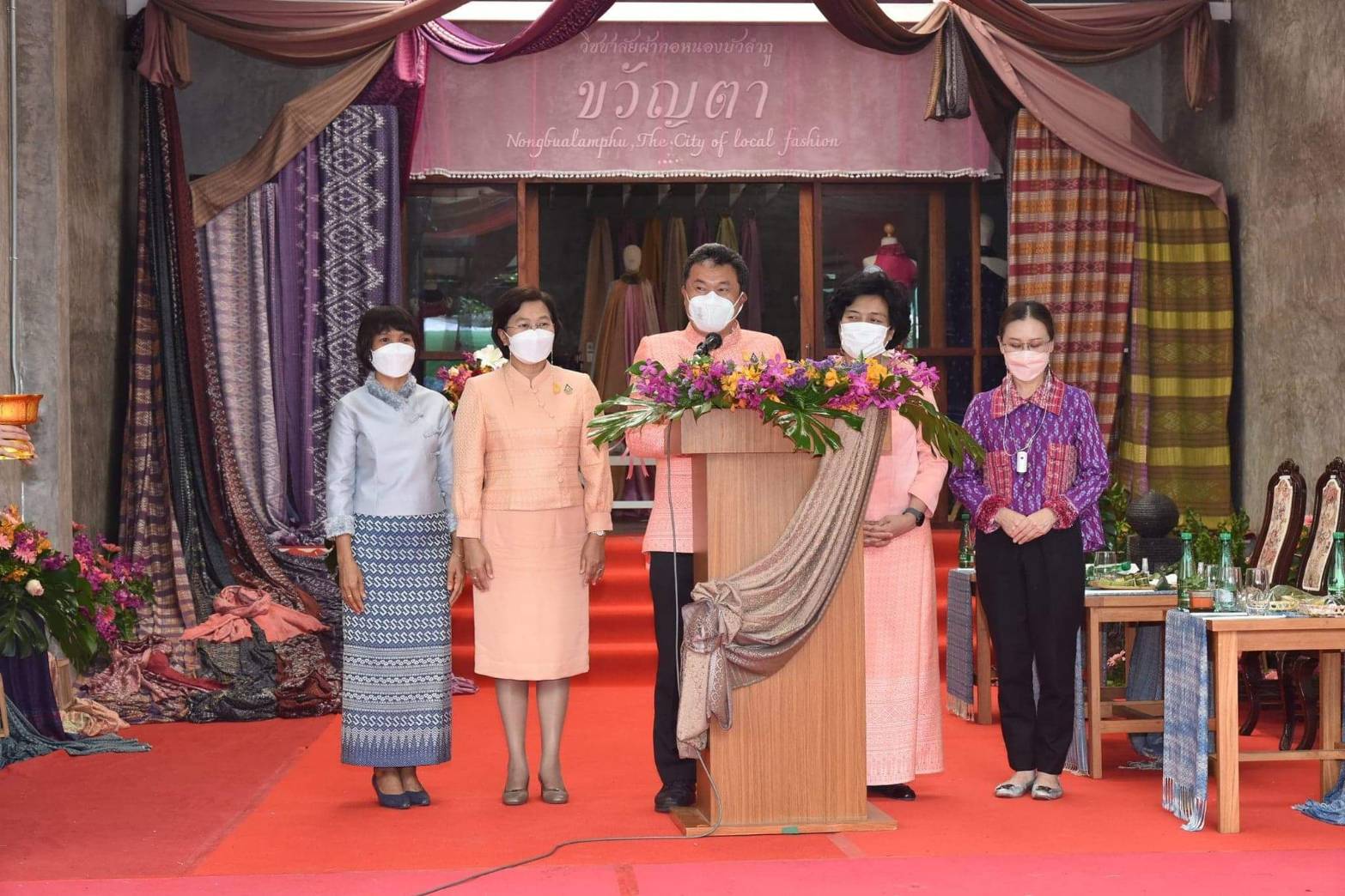 จังหวัดนครพนม ศึกษาดูงาน “วิชชาลัยผ้าทอหนองบัวลำภู” นำไปพัฒนาชุมชนต้นแบบ “นาหว้าโมเดล” ศูนย์การเรียนรู้ผ้าทอครบวงจร 