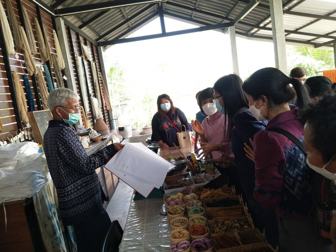 จังหวัดนครพนม ศึกษาดูงาน “วิชชาลัยผ้าทอหนองบัวลำภู” นำไปพัฒนาชุมชนต้นแบบ “นาหว้าโมเดล” ศูนย์การเรียนรู้ผ้าทอครบวงจร 
