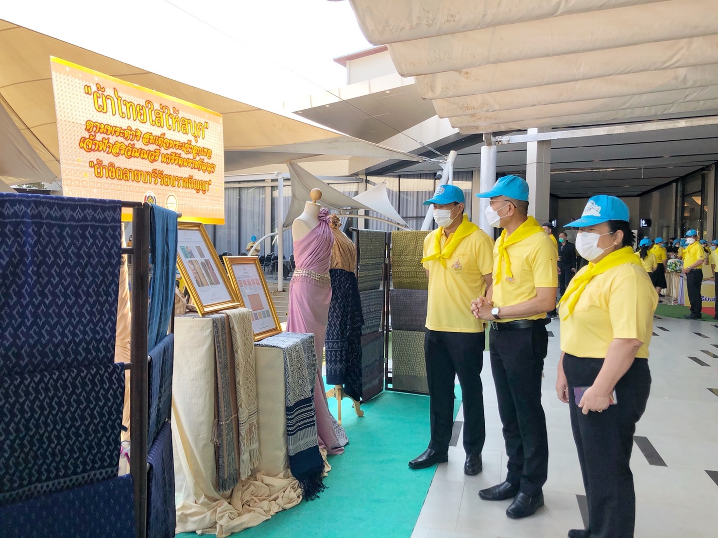 พช.นครพนม สืบสาน อนุรักษ์ศิลป์ผ้าถิ่นไทย ดำรงไว้ในแผ่นดิน “ผ้าไทยใส่ให้สนุก” ในการประชุมโครงการรวมใจภักดิ์ รักษ์แหล่งน้ำ ประจำปีงบประมาณ พ.ศ. 2565