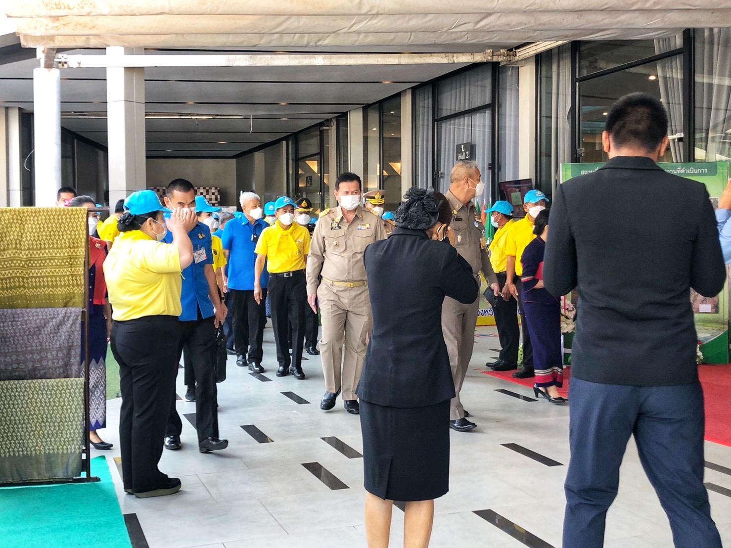 พช.นครพนม สืบสาน อนุรักษ์ศิลป์ผ้าถิ่นไทย ดำรงไว้ในแผ่นดิน “ผ้าไทยใส่ให้สนุก” ในการประชุมโครงการรวมใจภักดิ์ รักษ์แหล่งน้ำ ประจำปีงบประมาณ พ.ศ. 2565