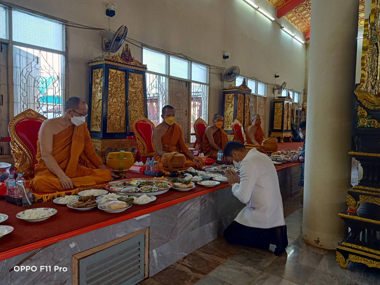 ผู้ว่าฯ นครพนม “พาทำบุญ ในวันธรรมสวนะ”