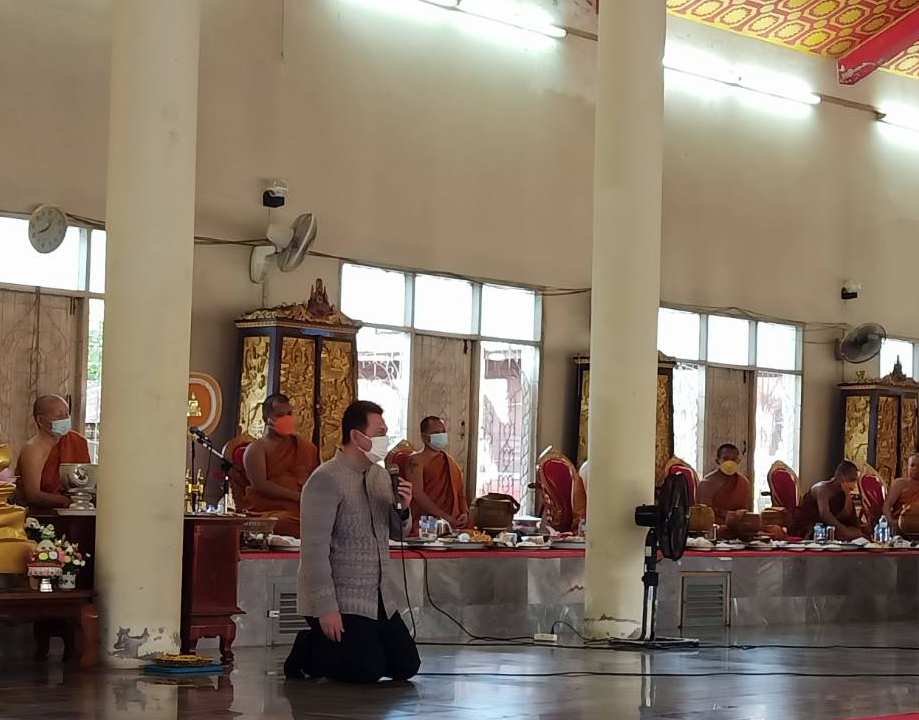 ผู้ว่าฯ นครพนม “พาทำบุญ ในวันธรรมสวนะ”