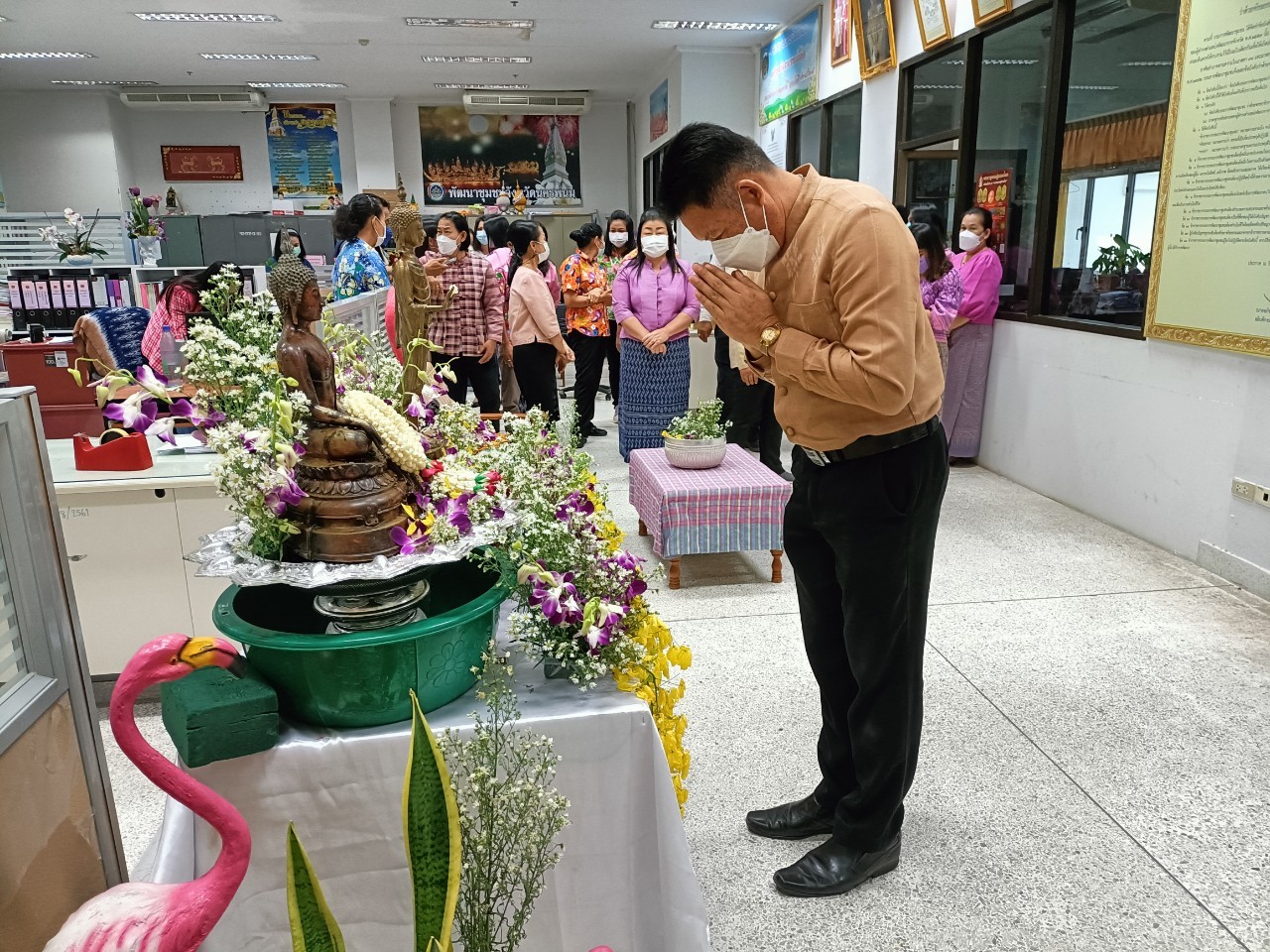 พช.นครพนม ร่วมใจ “รดน้ำขอพร” สืบสานประเพณีสงกรานต์