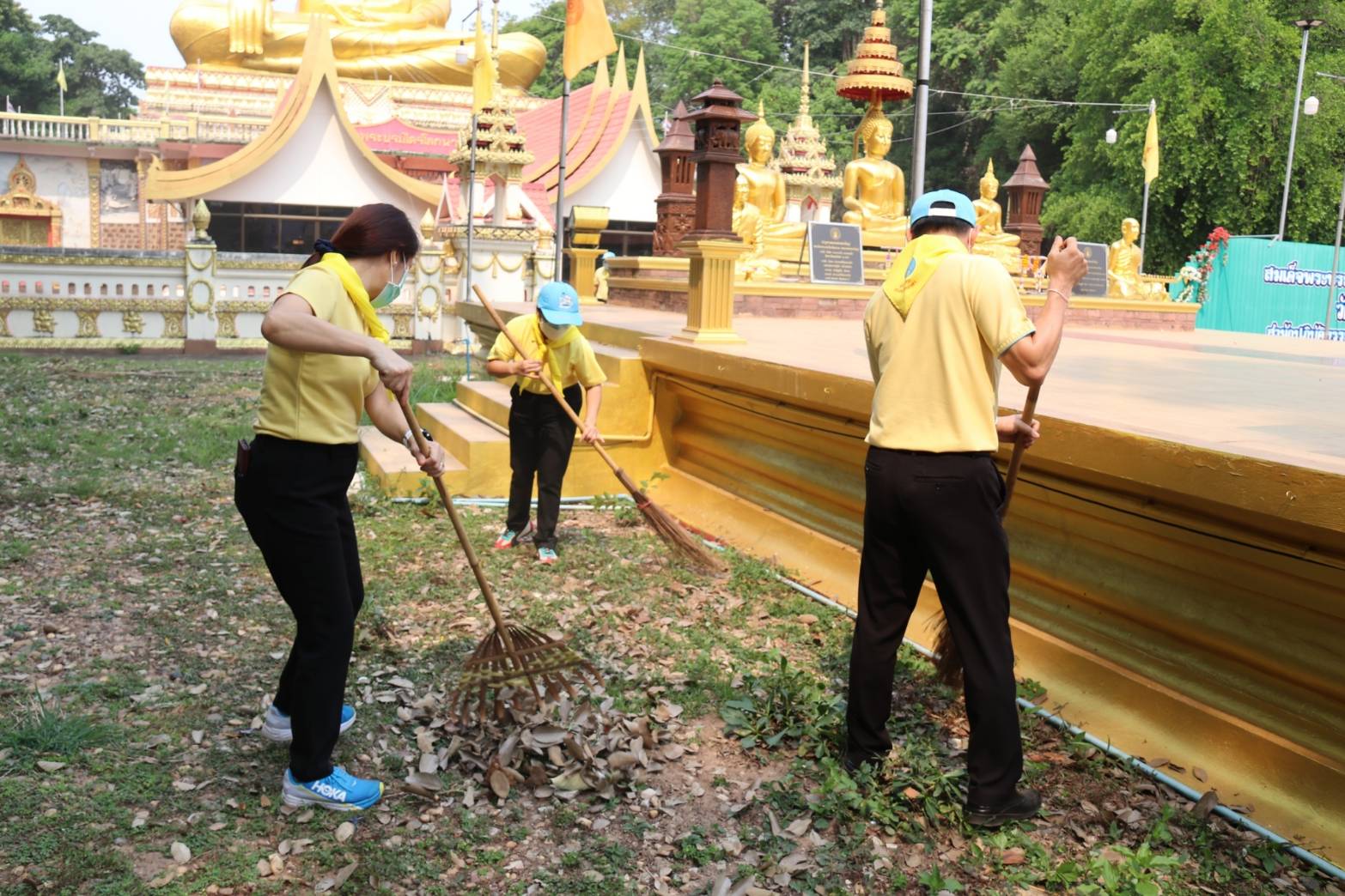 จิตอาสานครพนม  รวมใจทำความสะอาด ปรับภูมิทัศน์วัดน้อยโพธิ์คำ เนื่องในวันจักรี
