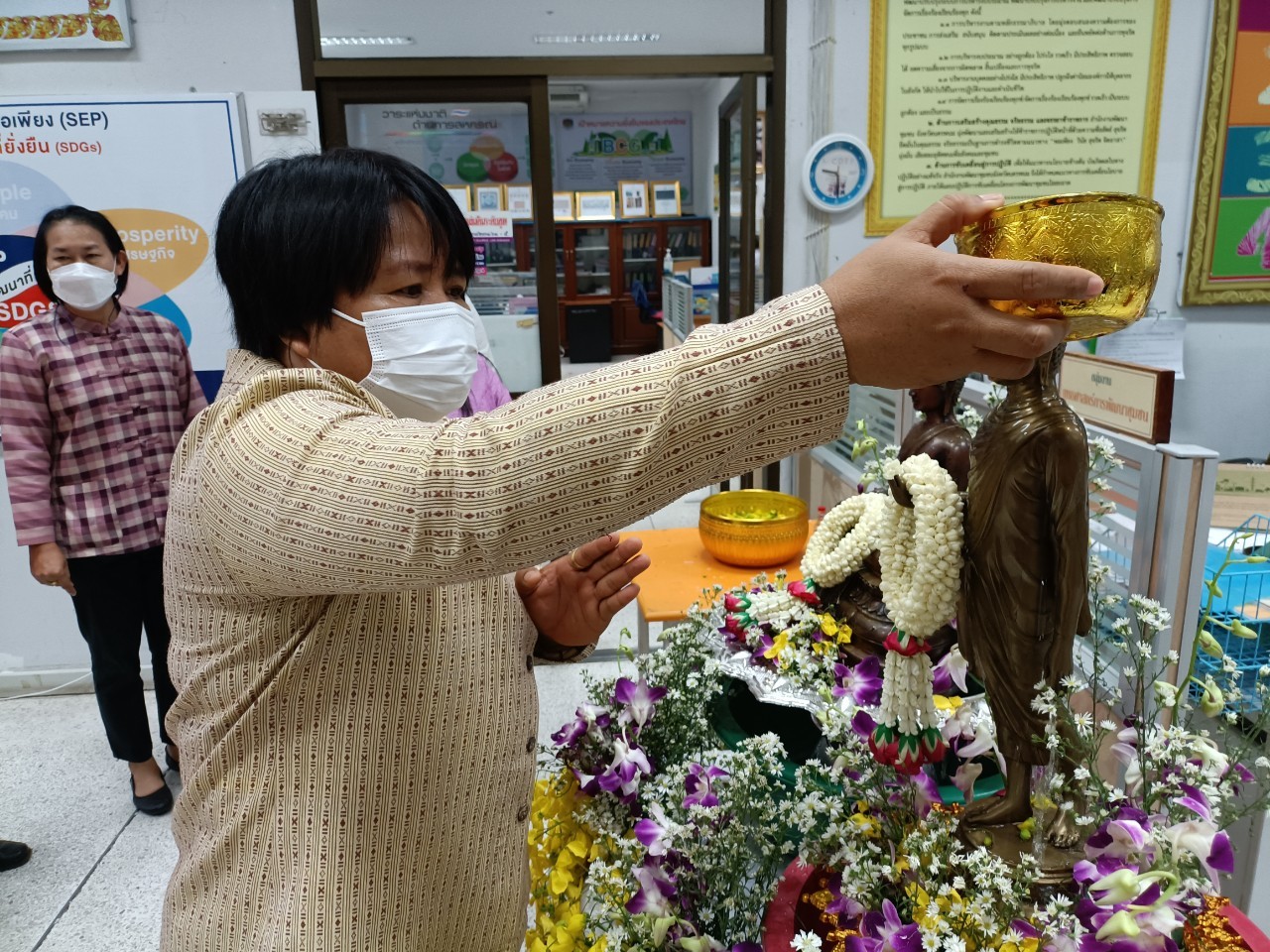 พช.นครพนม ร่วมใจ “รดน้ำขอพร” สืบสานประเพณีสงกรานต์