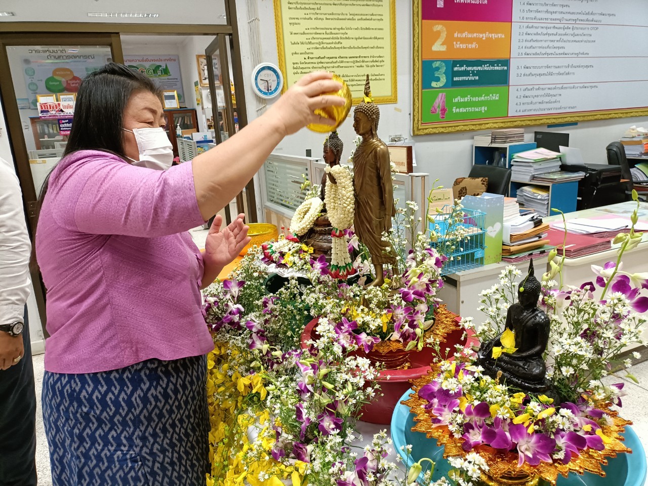 พช.นครพนม ร่วมใจ “รดน้ำขอพร” สืบสานประเพณีสงกรานต์