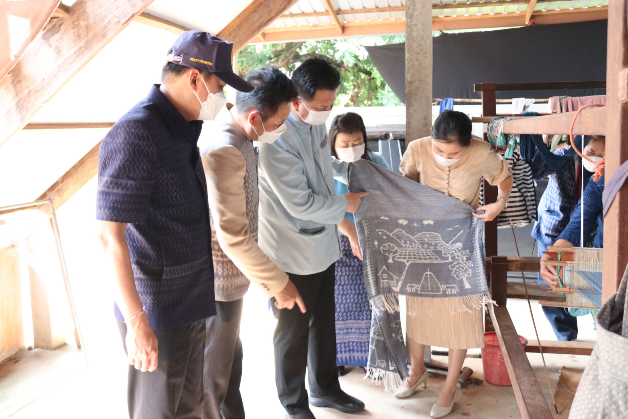 ผู้ว่าราชการจังหวัดนครพนม ควงประธานแม่บ้านมหาดไทยจังหวัดนครพนม สืบสานพระราชปณิธาน “นาหว้าโมเดล” ในโอกาสครบรอบ 50 ปี โครงการศิลปาชีพ