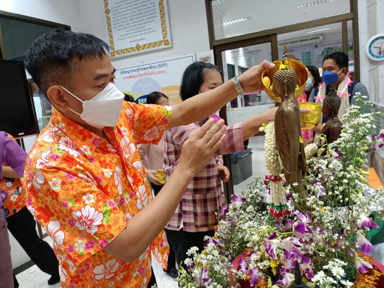 พช.นครพนม ร่วมใจ “รดน้ำขอพร” สืบสานประเพณีสงกรานต์